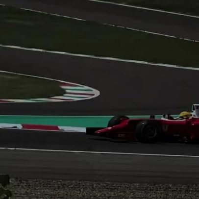 Hamilton testa Ferrari de três lugares em Fiorano