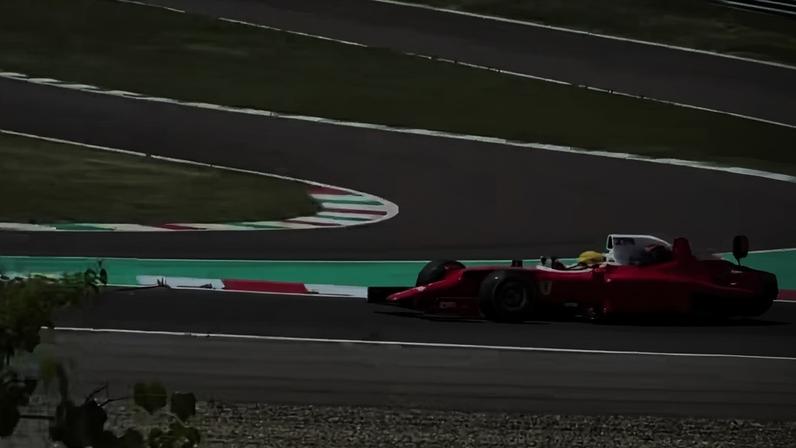 Hamilton testa Ferrari de três lugares em Fiorano