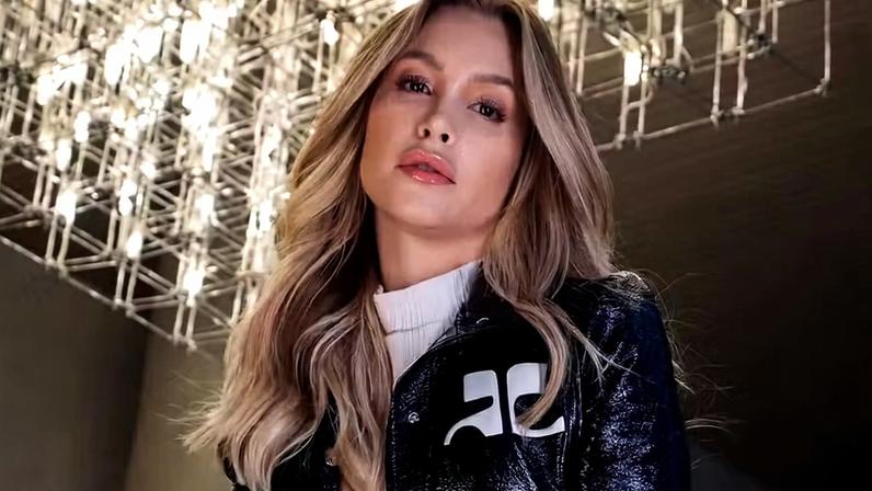 Carla Díaz celebra repercussão de novela em formato vertical