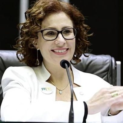 Justiça prende jornalista condenado por difamação contra Carla Zambelli
