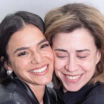 Bruna Marquezine encontra Fernanda Torres nos bastidores de espetáculo