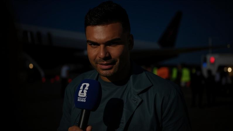 Casemiro dá entrevista no desembarque da Seleção Brasileira nos EUA