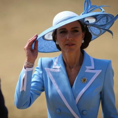 Kate Middleton surge em azul-pó de cabeça aos pés na Trooping the Colour 2026