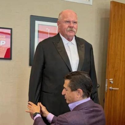 Smoking de Andy Reid para casamento de Taylor Swift e Travis Kelce fica pronto