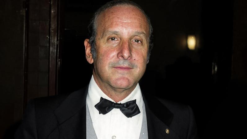 Clive Davis está vivo e bem