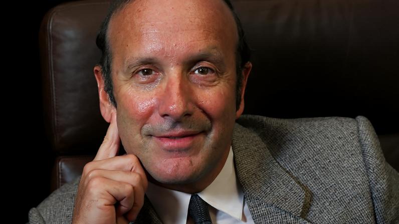 Clive Davis morre aos 94; executivo assinou Whitney Houston e Bruce Springsteen