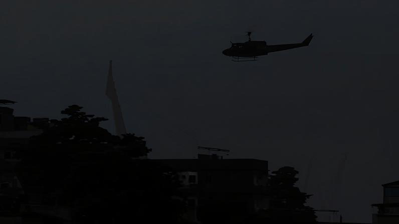 Helicóptero da polícia sobrevoa a Vila do João, no Complexo da Maré, durante operação. Créditos: Reprodução/TV Globo
