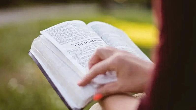 Texto sobre a importância de confiar em Deus e explorar novas possibilidades na vida.