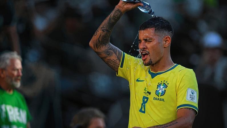 Bruno Guimarães durante pausa para hidratação na partida do Brasil contra Marrocos