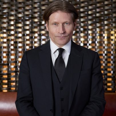 Crispin Glover nega que ex o mantivesse como escrava sexual e a acusa de agressão