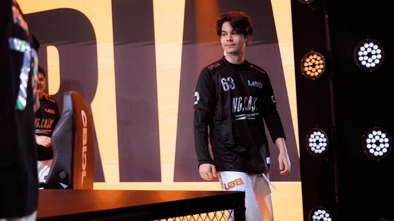Imagem do time da LOS no palco do CBLOL 2026