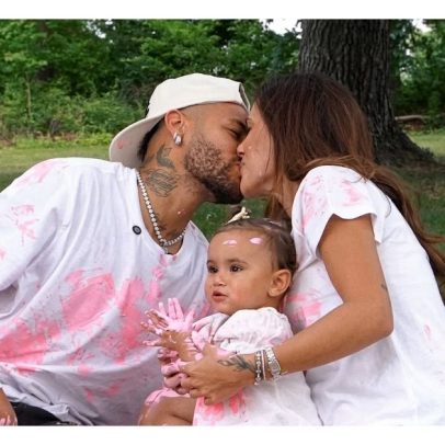 Bruna Biancardi, grávida do quinto filho de Neymar, passeia na Disney