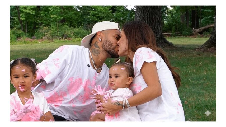 Encontro de grávidas! À espera do 5º filho de Neymar, Bruna Biancardi leva mão à barriguinha de gravidez em passeio na Disney com irmã e amiga
