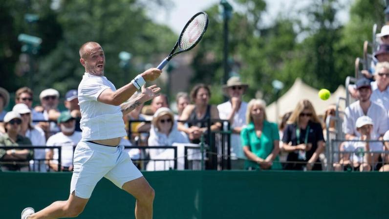 Evans vence quali de Wimbledon e adia despedida; Goffin cai na estreia