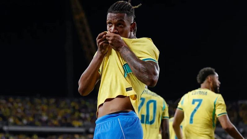 Danilo Santos, jogador do Botafogo, comemora gol pelo Brasil beijando a camisa amarela da Seleção