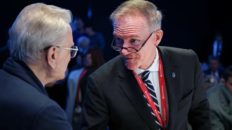 Presidente da Comissão de Belas Artes dos EUA de Trump participa do Russian Davos