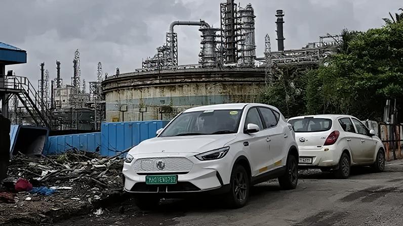Combustível caro leva mais indianos a comprar carros elétricos, desafios permanecem