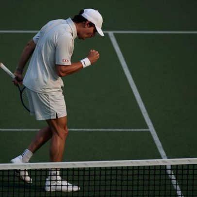 De Minaur vence Shapovalov e enfrenta Nakashima em Queen's