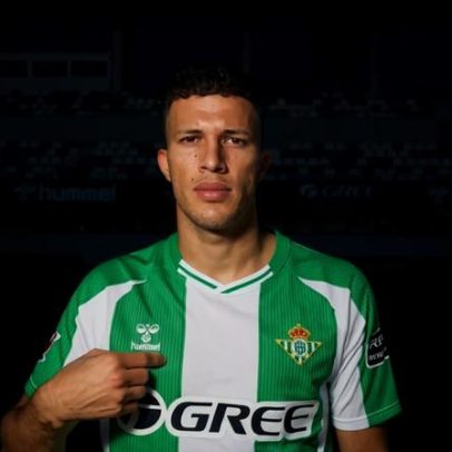 Vasco mira meia do Real Betis para reforçar elenco