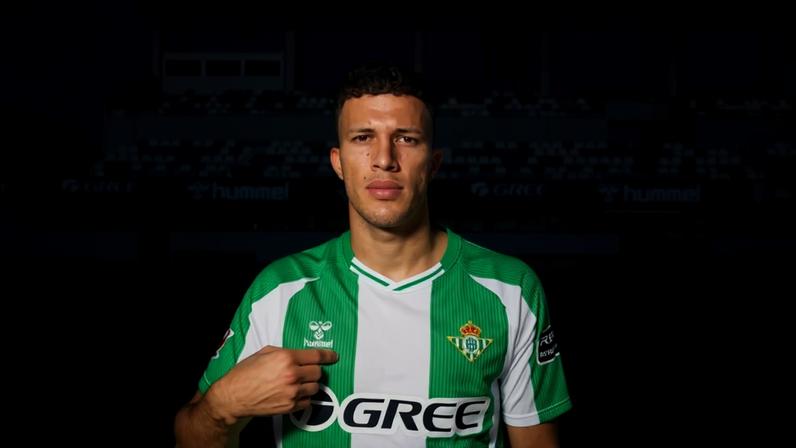 Vasco mira meia do Real Betis para reforçar elenco