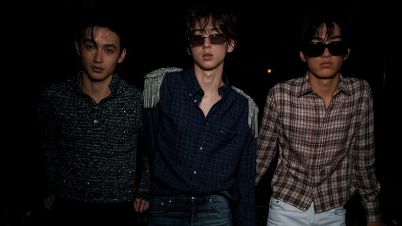 Integrantes do CORTIS dominam Paris Fashion Week na Dior e Saint Laurent