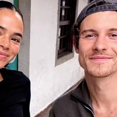Shawn Mendes e Bruna Marquezine posam com fã durante passeio no Rio