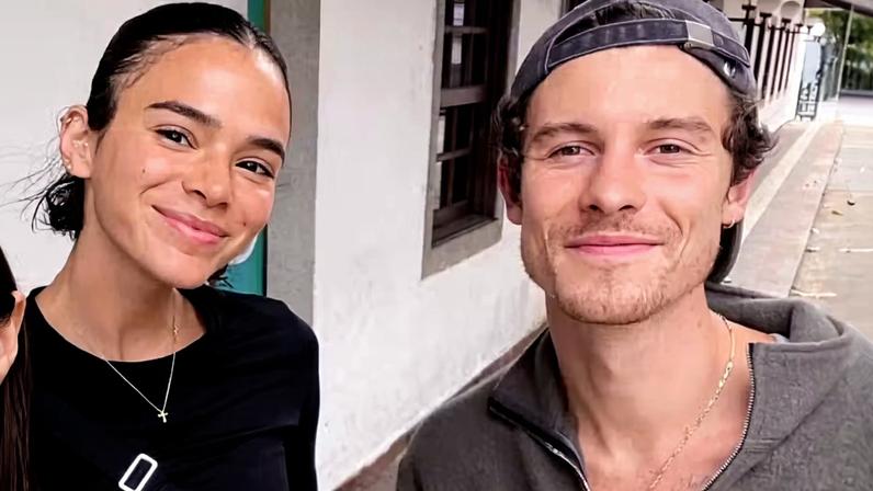 Shawn Mendes e Bruna Marquezine posam com fã durante passeio no Rio