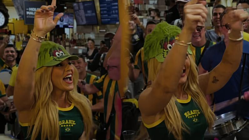 Virginia Fonseca chega à Filadélfia para jogo do Brasil e é aclamada