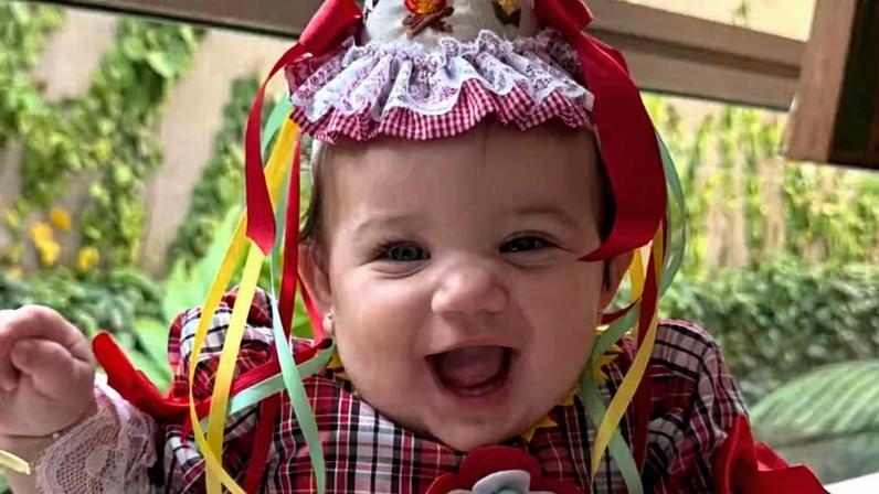 Zuza, filha de Rafa Kalimann e Nattan, curte seu primeiro São João