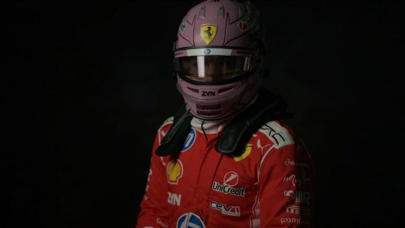 Kim Kardashian posa com capacete de Lewis Hamilton — Foto: Getty Images e Reprodução/Instagram