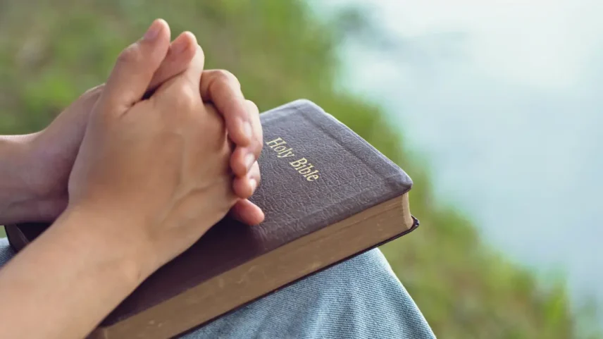 Dicas para ler a Bíblia fora de casa durante viagens e manter a rotina espiritual.