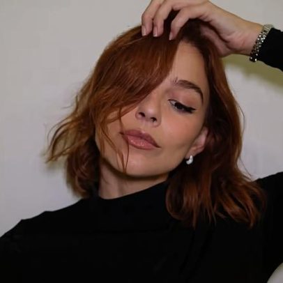 Gabriela Medvedovsky corta o cabelo de Juquinha e mantém a cor ruiva