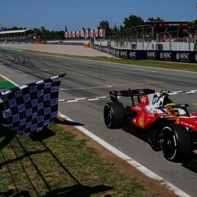 Djokovic entrega bandeirada simbólica para vitória de Hamilton na F1