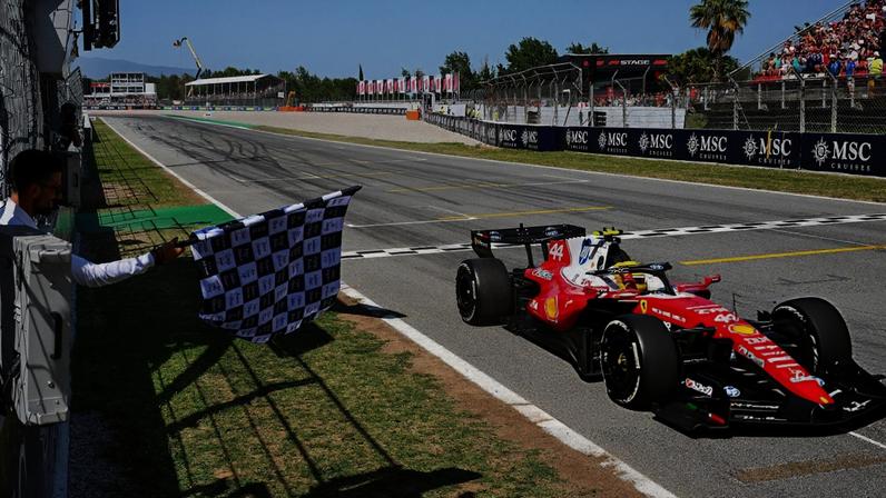 Djokovic entrega bandeirada simbólica para vitória de Hamilton na F1
