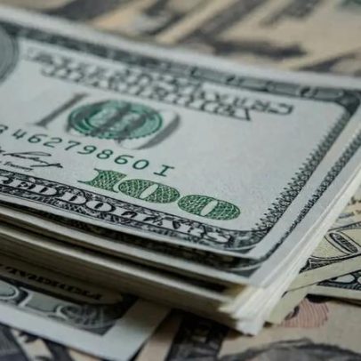 Dólar cai, mas continua acima de R$ 5