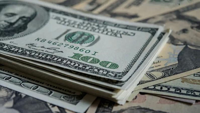 Dólar cai, mas continua acima de R$ 5