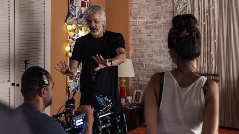 Diretor artístico da dramaturgia do quadro 'Você Decide', Paulo Silvestrini orienta equipe — Foto: Globo/ Fábio Rocha