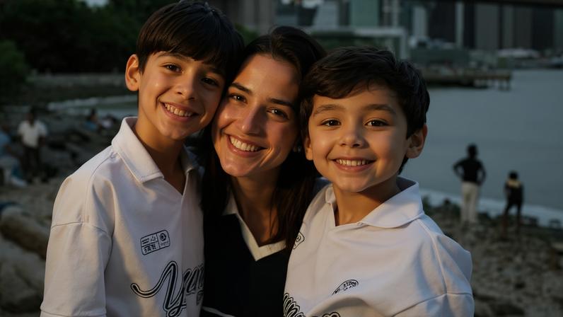 Duda Fournier, esposa de Paquetá, curte parque com os filhos nos EUA