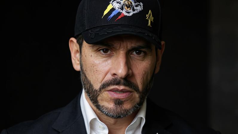 Ivan Cepeda, filósofo de esquerda, defensor dos direitos humanos e aliado do atual presidente Gustavo Petro; Abelardo de La Espriella, advogado milionário admirador do Javier Milei e Donald Trump, que nunca se candidatou.