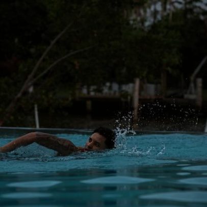 Rodrygo inicia atividades na piscina e afirma sentir-se forte
