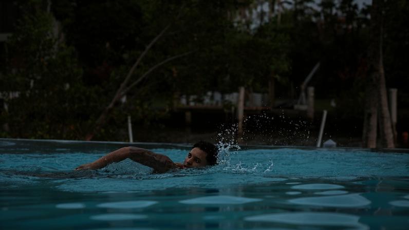 Rodrygo inicia atividades na piscina e afirma sentir-se forte
