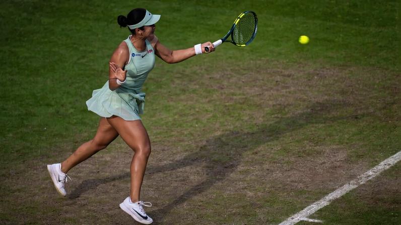 Eala derruba Svitolina e avança à semifinal