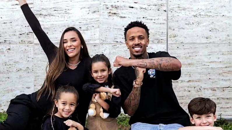 Tainá e Eder Militão posam com filhos de Léo Pereira e Karoline Lima