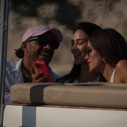 Kim Kardashian, Lewis Hamilton e Khloé Kardashian riem em iate; rumores ou memes?