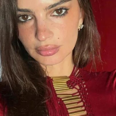 Vestido rasgado de 35º aniversário de Emily Ratajkowski é mantido por fios