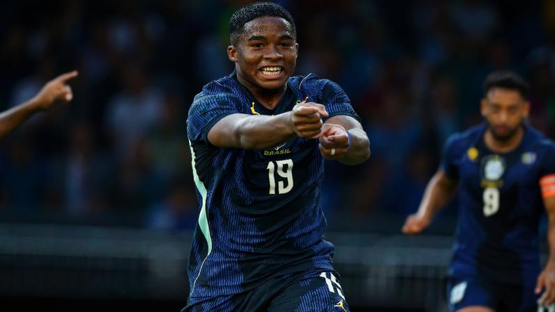 Endrick celebra a vitória da Seleção Brasileira na Copa do Mundo.
