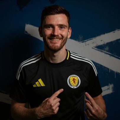 Tottenham anuncia contratação de Robertson, ex-Liverpool