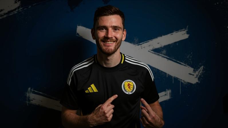 Tottenham anuncia contratação de Robertson, ex-Liverpool
