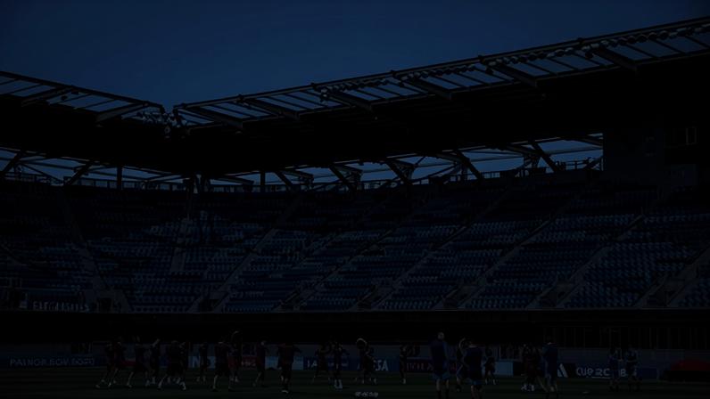 Jogadores do Catar participam de um exercício durante treino