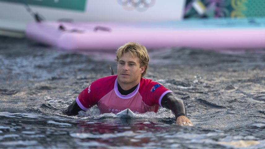 Ethan Ewing entra na água para abertura do surfe nas Olimpíadas — Foto: Reuters